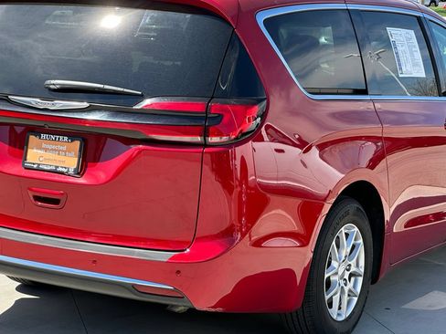 Used 2024 Chrysler Pacifica Touring-L FWD image 38