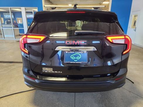Used 2022 GMC Terrain SLE w/ Driver Convenience Package image 3