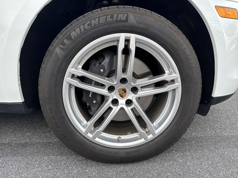 Certified 2025 Porsche Macan AWD/4WD image 9