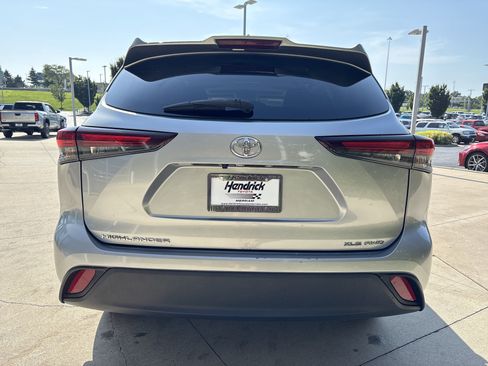 Used 2024 Toyota Highlander XLE AWD/4WD image 8
