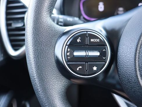 Used 2025 Kia Soul LX w/ LX Technology Package FWD image 19