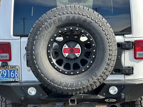 Used 2017 Jeep Wrangler Unlimited Rubicon w/ Connectivity Group image 41