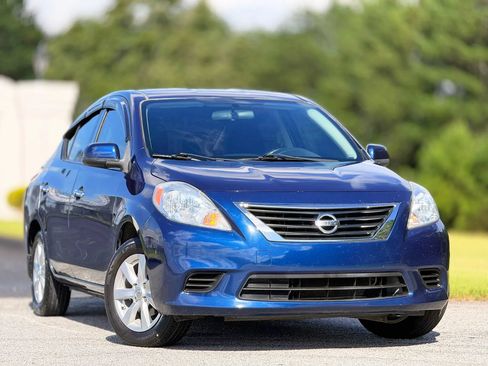 Used 2014 Nissan Versa SV w/ Convenience Package FWD image 4