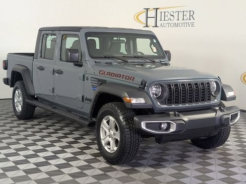 Used 2024 Jeep Gladiator Sport AWD/4WD image 2