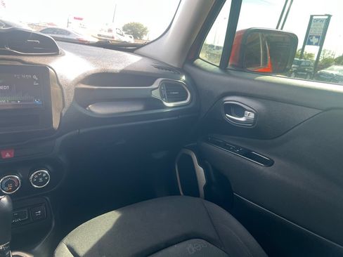 Used 2017 Jeep Renegade Latitude FWD image 18