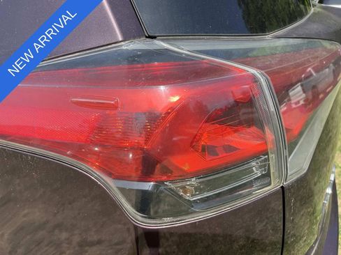 Used 2018 Toyota RAV4 LE FWD image 10