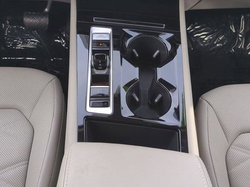 Used 2025 Volkswagen Atlas SE AWD/4WD image 18