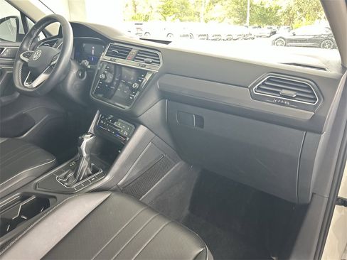 Certified 2022 Volkswagen Tiguan SE image 34
