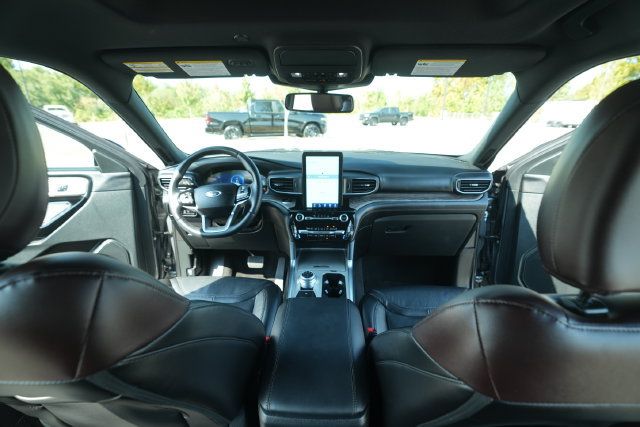 Used 2023 Ford Explorer Platinum w/ Technology Package AWD/4WD image 25