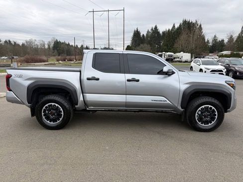 Used 2024 Toyota Tacoma TRD Off-Road w/ TRD Off Road Premium Package image 4