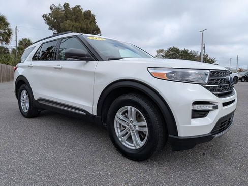 Certified 2022 Ford Explorer XLT w/ Equipment Group 202A image 4