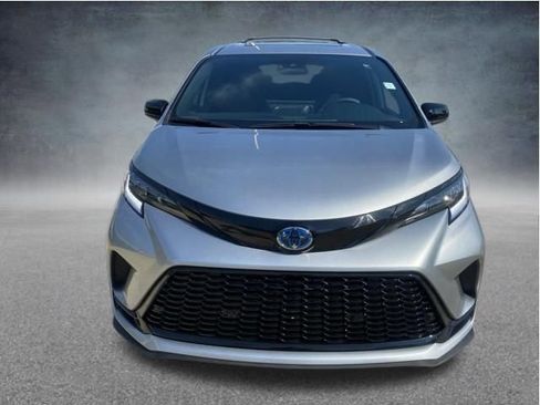 Used 2025 Toyota Sienna XSE FWD image 10