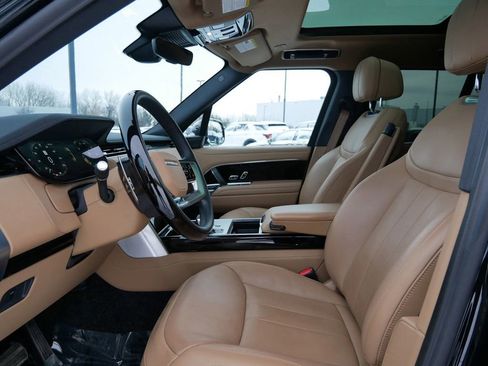 Used 2025 Land Rover Range Rover SE image 9