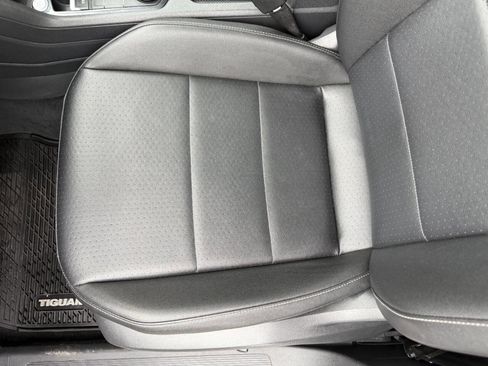 Used 2020 Volkswagen Tiguan SE w/ Panoramic Sunroof Package image 17