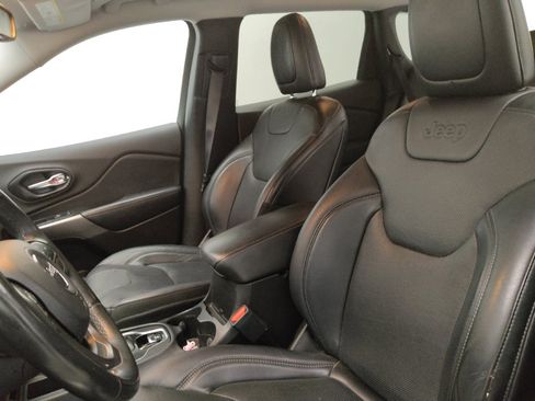 Used 2019 Jeep Cherokee Limited FWD image 17