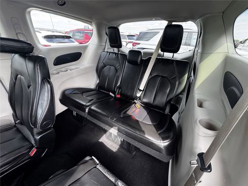 Used 2024 Chrysler Pacifica Touring-L FWD image 7