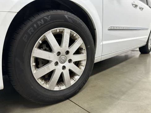 Used 2014 Chrysler Town & Country Touring FWD image 27
