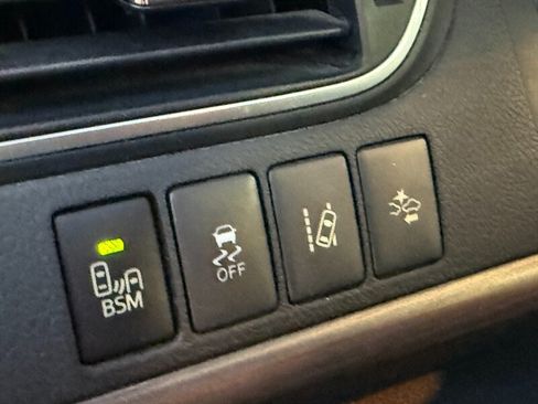 Used 2016 Toyota Camry XLE w/ Moonroof Package FWD image 23
