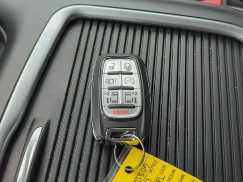 Used 2024 Chrysler Pacifica Touring-L image 19