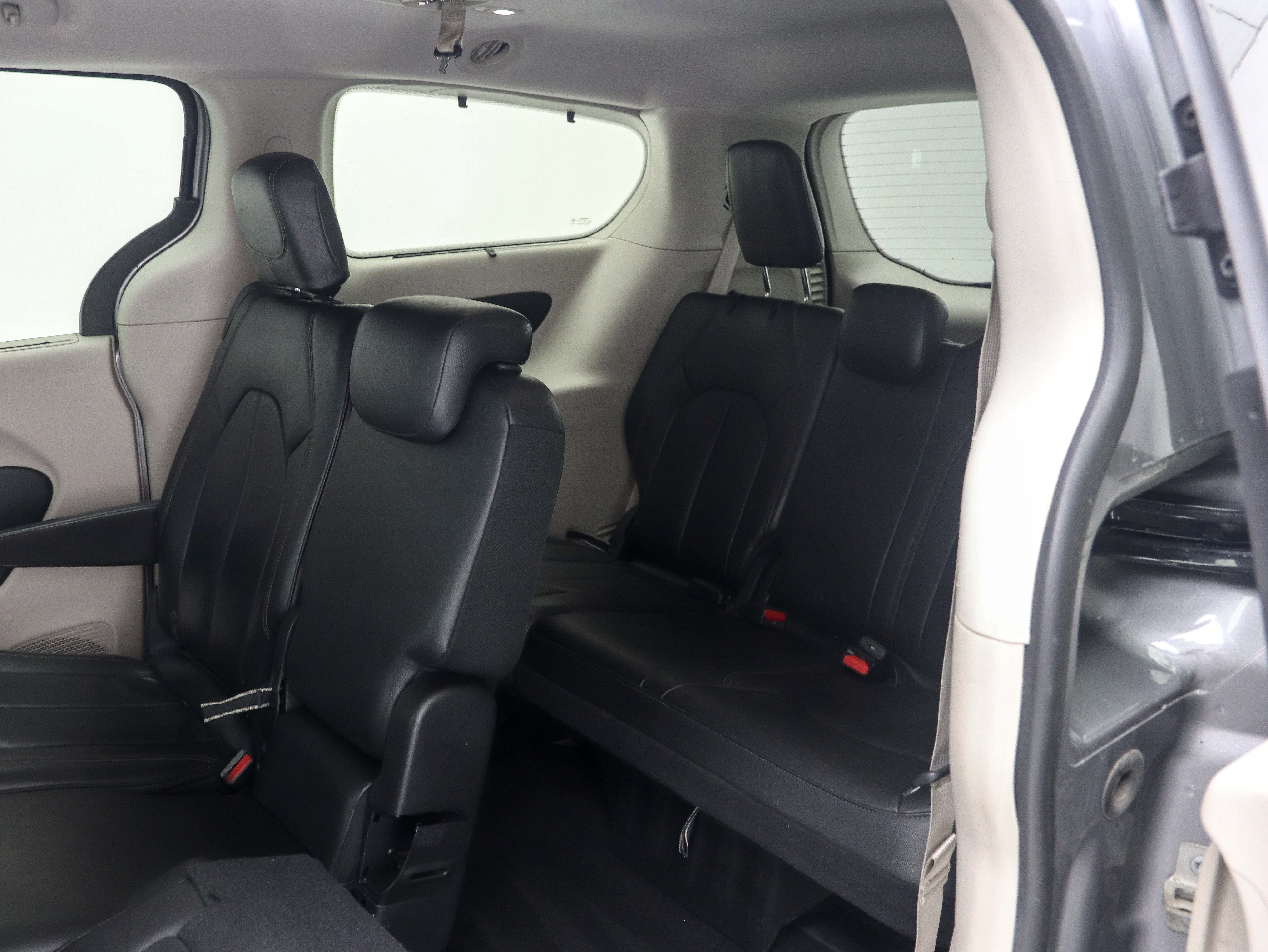 Used 2017 Chrysler Pacifica Touring-L FWD image 18