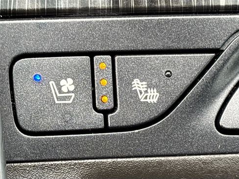 Used 2018 Chevrolet Impala Premier w/ Premier Confidence Package image 21