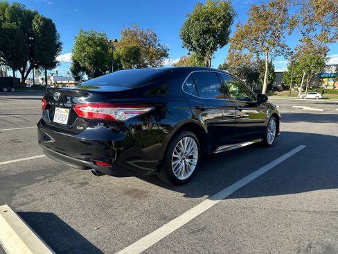 Used 2018 Toyota Camry XLE image 3