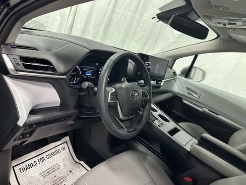 Used 2025 Toyota Sienna XLE image 15