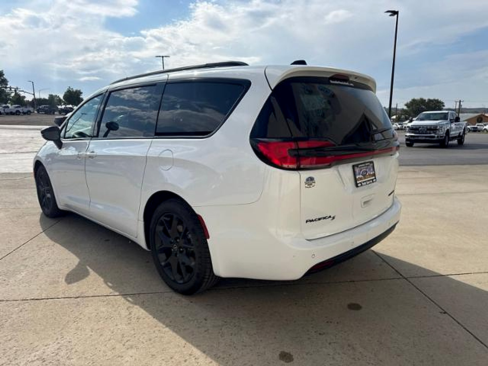 Used 2025 Chrysler Pacifica Limited FWD image 8
