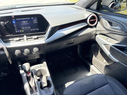 Certified 2025 Chevrolet Trax RS w/ Sunroof Package FWD image 27
