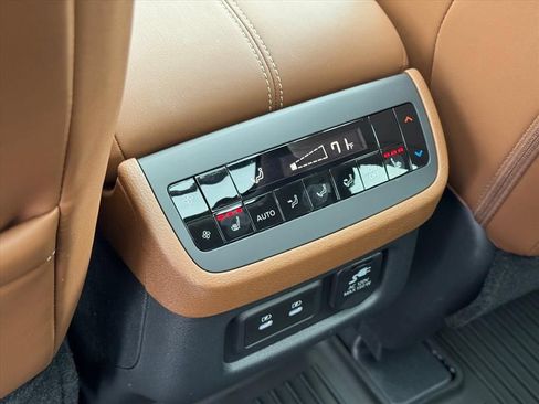 Used 2026 Nissan Pathfinder Platinum w/ Lighting Package FWD image 14