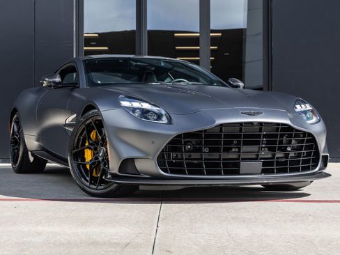 Used 2025 Aston Martin Vanquish image 2