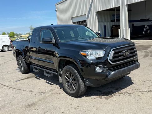 Used 2022 Toyota Tacoma SR5 w/ SR5 Appearance Package (SM) image 2