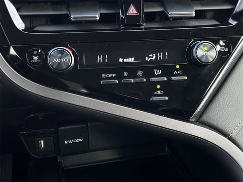Used 2024 Toyota Camry SE image 18