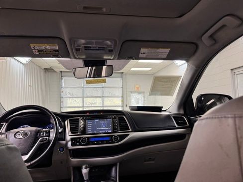 Used 2019 Toyota Highlander XLE FWD image 21