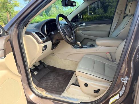 Used 2017 Jeep Grand Cherokee Overland AWD/4WD image 9