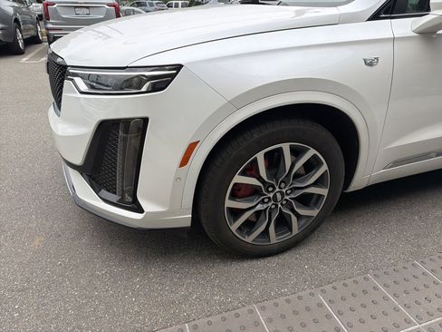 Used 2023 Cadillac XT6 Sport w/ Technology Package image 3