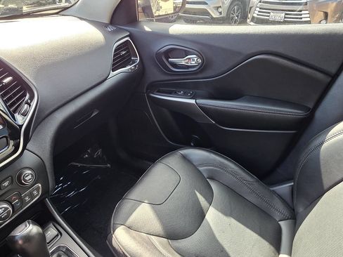 Used 2019 Jeep Cherokee Limited FWD image 38