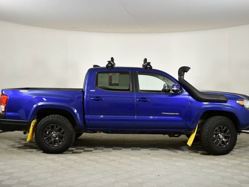 Used 2022 Toyota Tacoma SR5 w/ Technology Package image 3