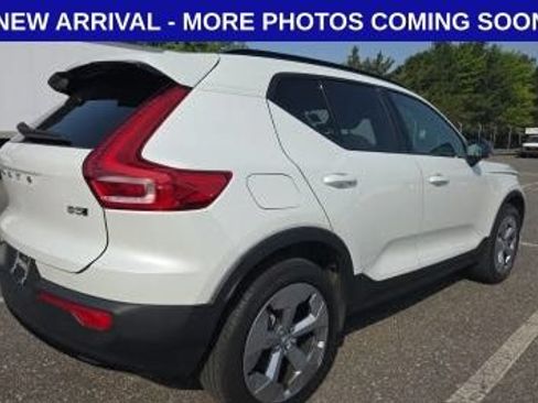 Used 2023 Volvo XC40 B5 Plus w/ Driver Assist Package AWD/4WD image 2