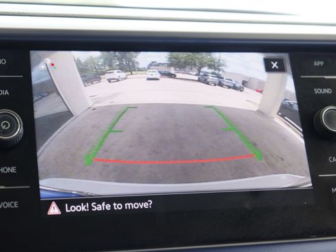 Certified 2022 Volkswagen Taos SE FWD image 16