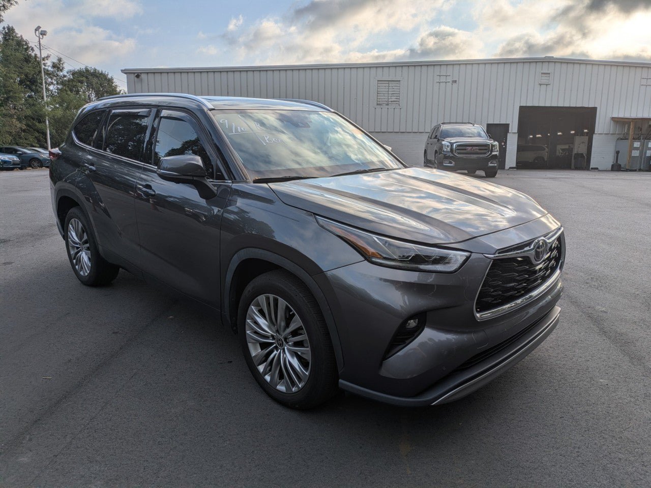 Used 2023 Toyota Highlander Platinum FWD image 1