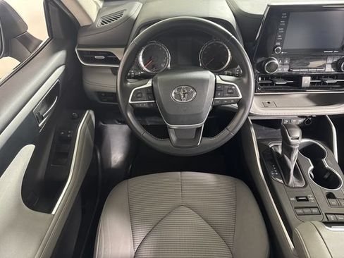Used 2022 Toyota Highlander LE AWD/4WD image 23