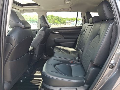 Used 2023 Toyota Highlander XLE AWD/4WD image 11