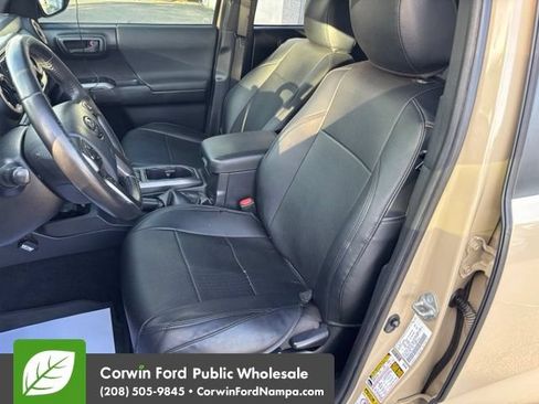 Used 2017 Toyota Tacoma TRD Off-Road w/ Premium & Technology Package AWD/4WD image 23