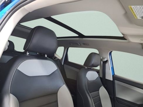 Used 2022 Volkswagen Taos SEL w/ Panoramic Sunroof Package image 8