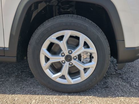 New 2026 Jeep Compass Latitude image 9