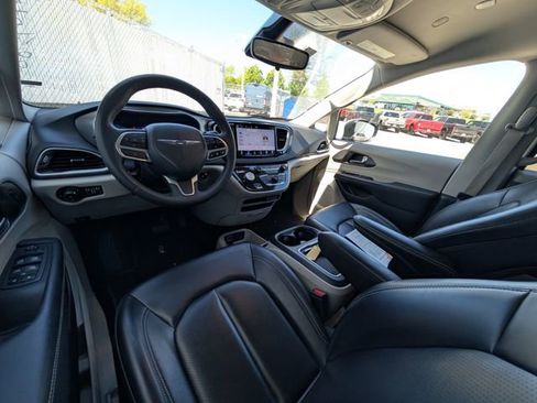 Used 2023 Chrysler Pacifica Touring-L FWD image 5