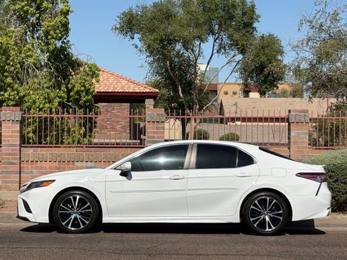 Used 2018 Toyota Camry SE w/ Moonroof Package FWD image 3