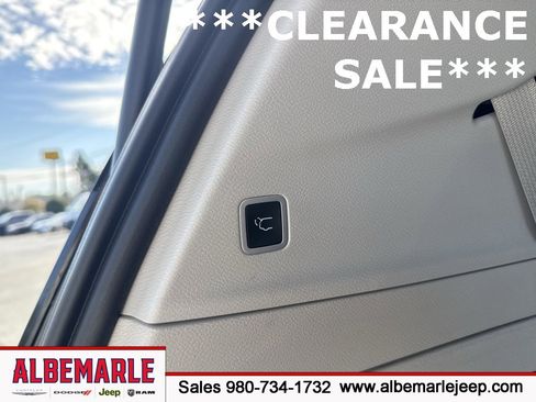 Used 2022 Chrysler Pacifica Touring-L image 6