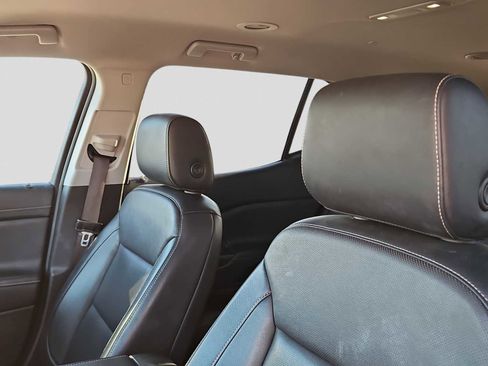 Used 2023 GMC Acadia SLT image 18